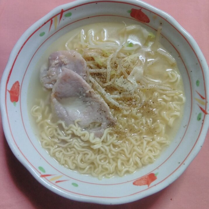 塩麹豚ロースともやし入りラーメン